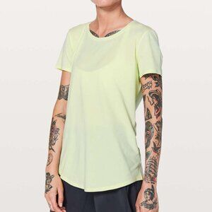 Lululemon Love Crew III Dewy Short Sleeve T-shirt in Light Yellow Size 6